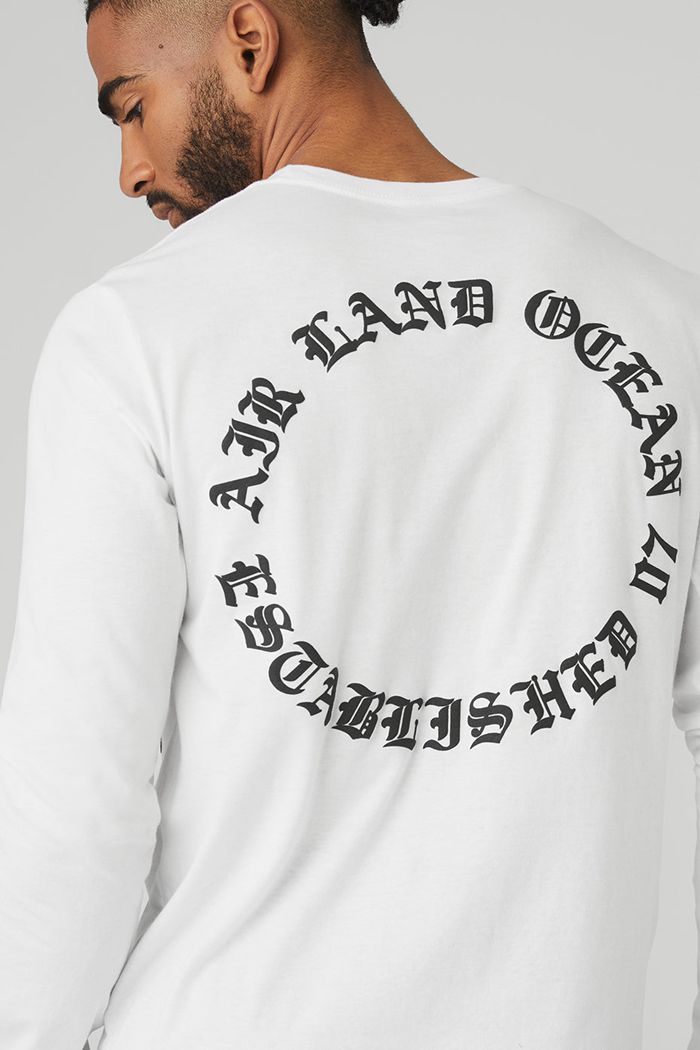 Alo Yoga Graphic Ancient English Long Sleeve Herr Vita | 6452318-QA